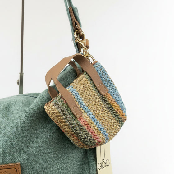 Llaveros en forma de mini bolsos de rafia de diferentes colores y diseños - Moments by You