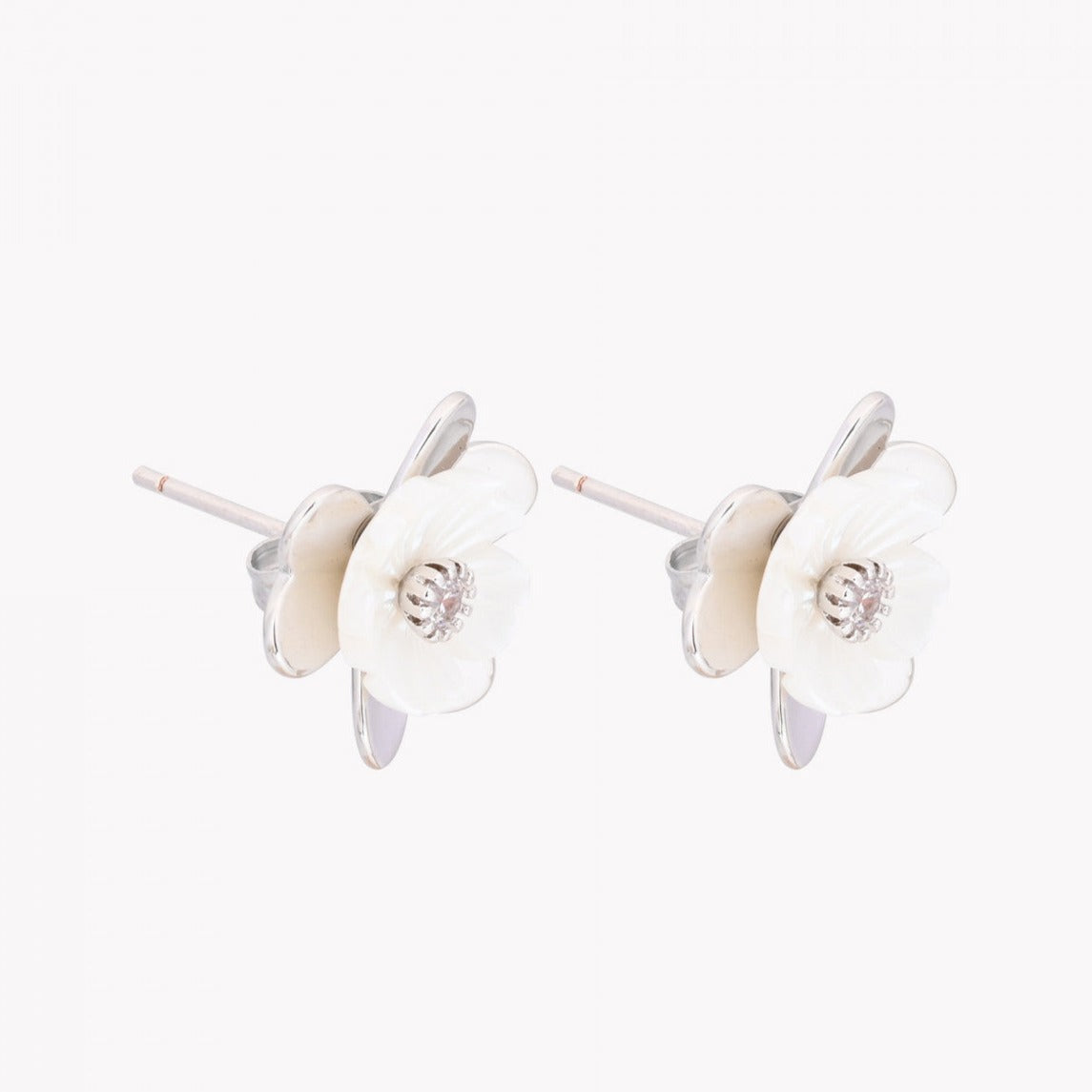 Pendientes cortos acero inoxidable con flor de nácar acabado oro - mbyou