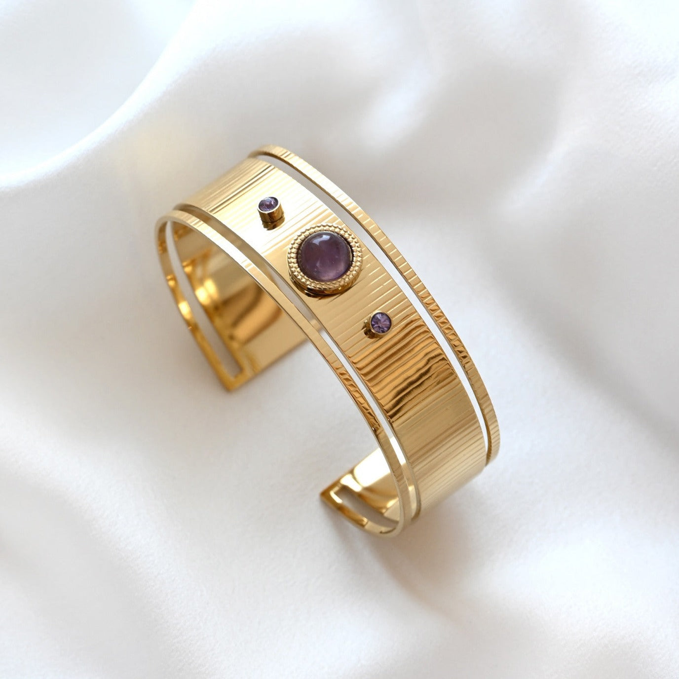 Brazalete acero rayado con piedras lilas oro