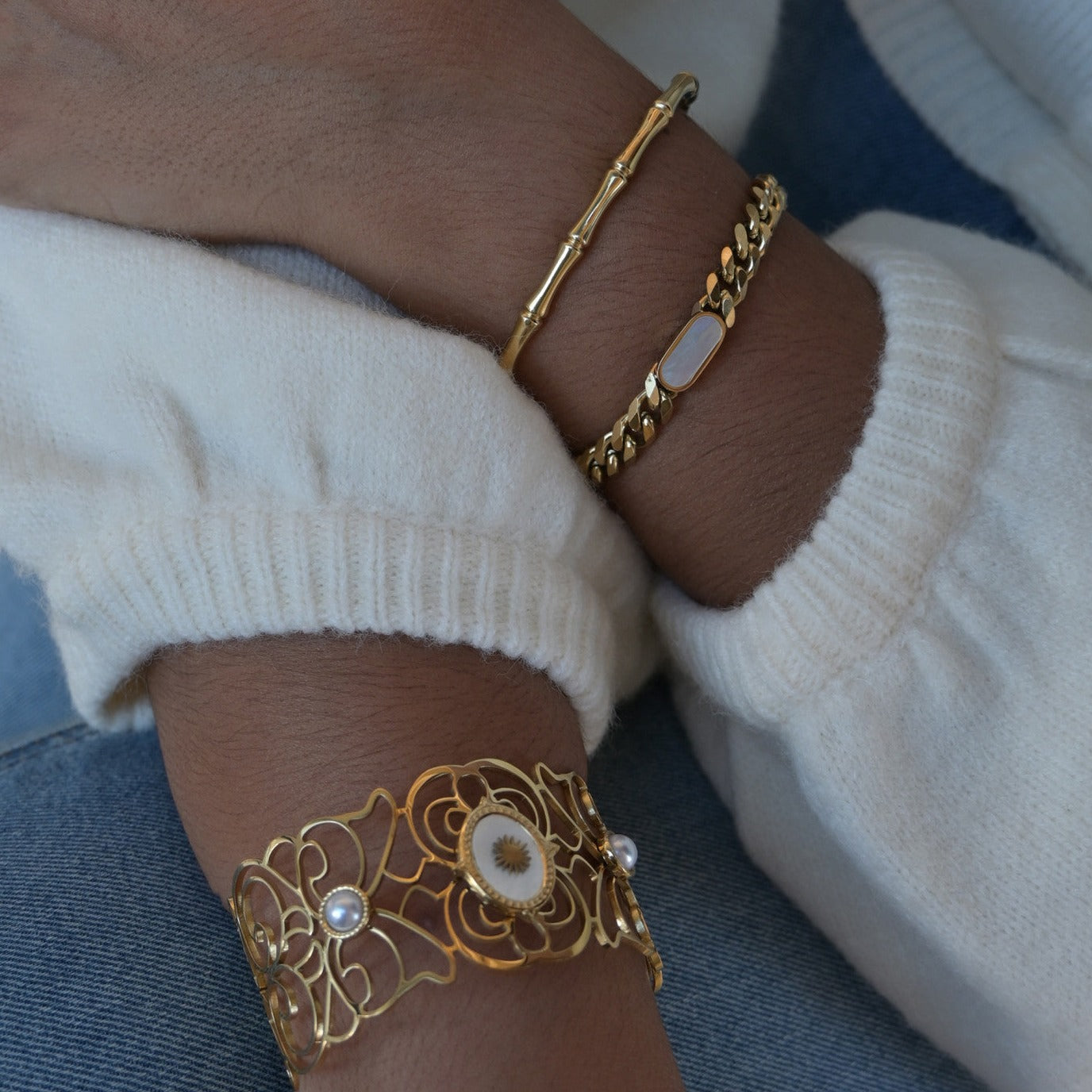 Rigid steel bracelet with silver clovers