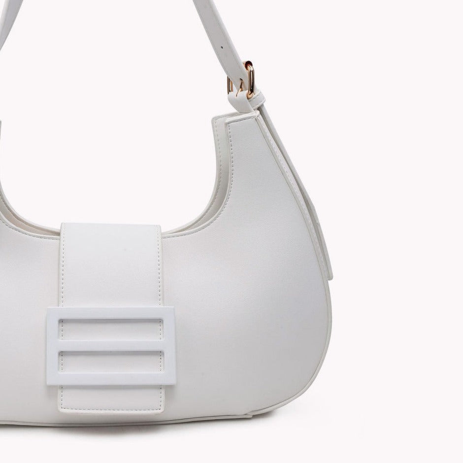 Bolso de hombro estilo baguette con cierre geométrico blanco