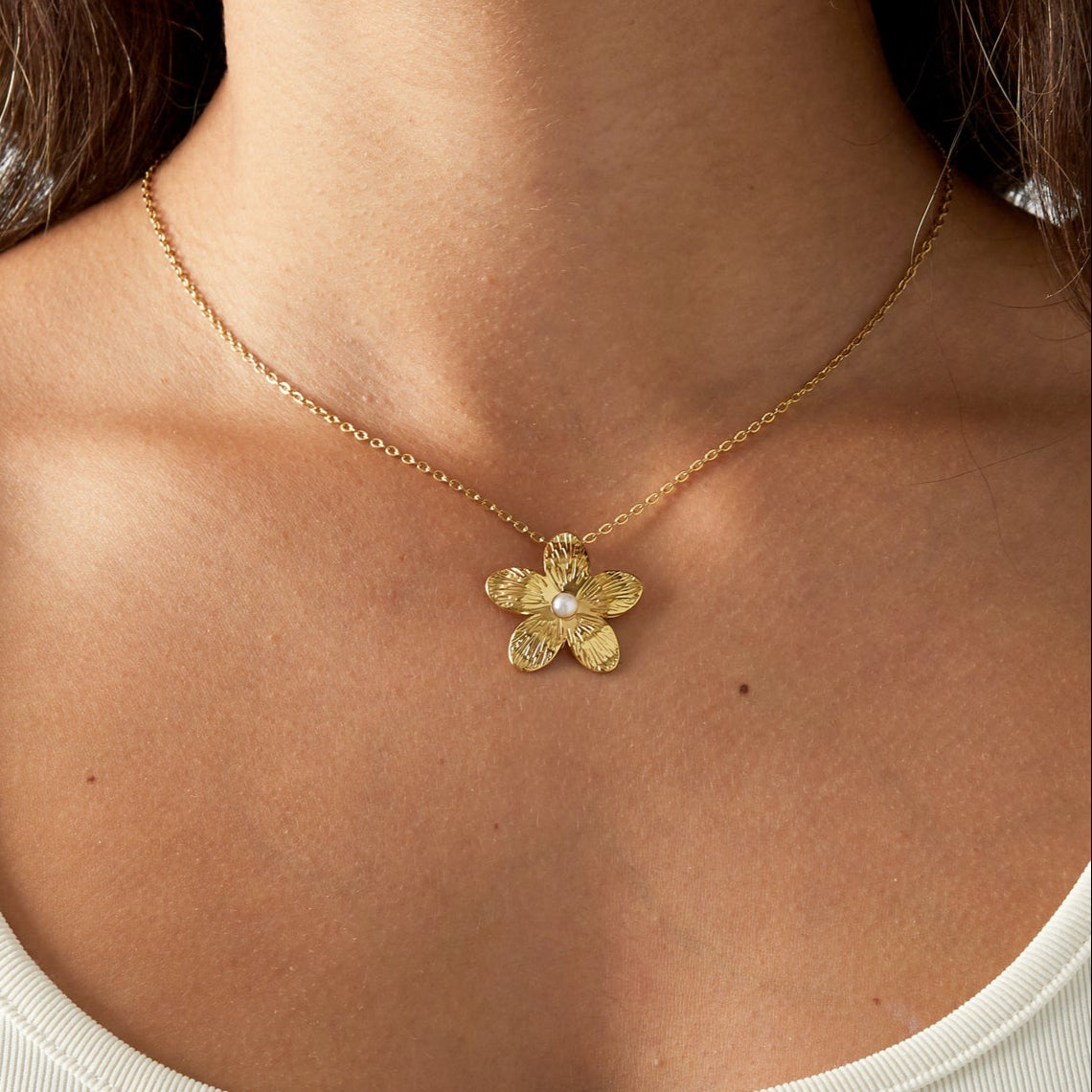 Collar de acero inoxidable cadena fina colgante de flor con perla acabado oro - mbyou