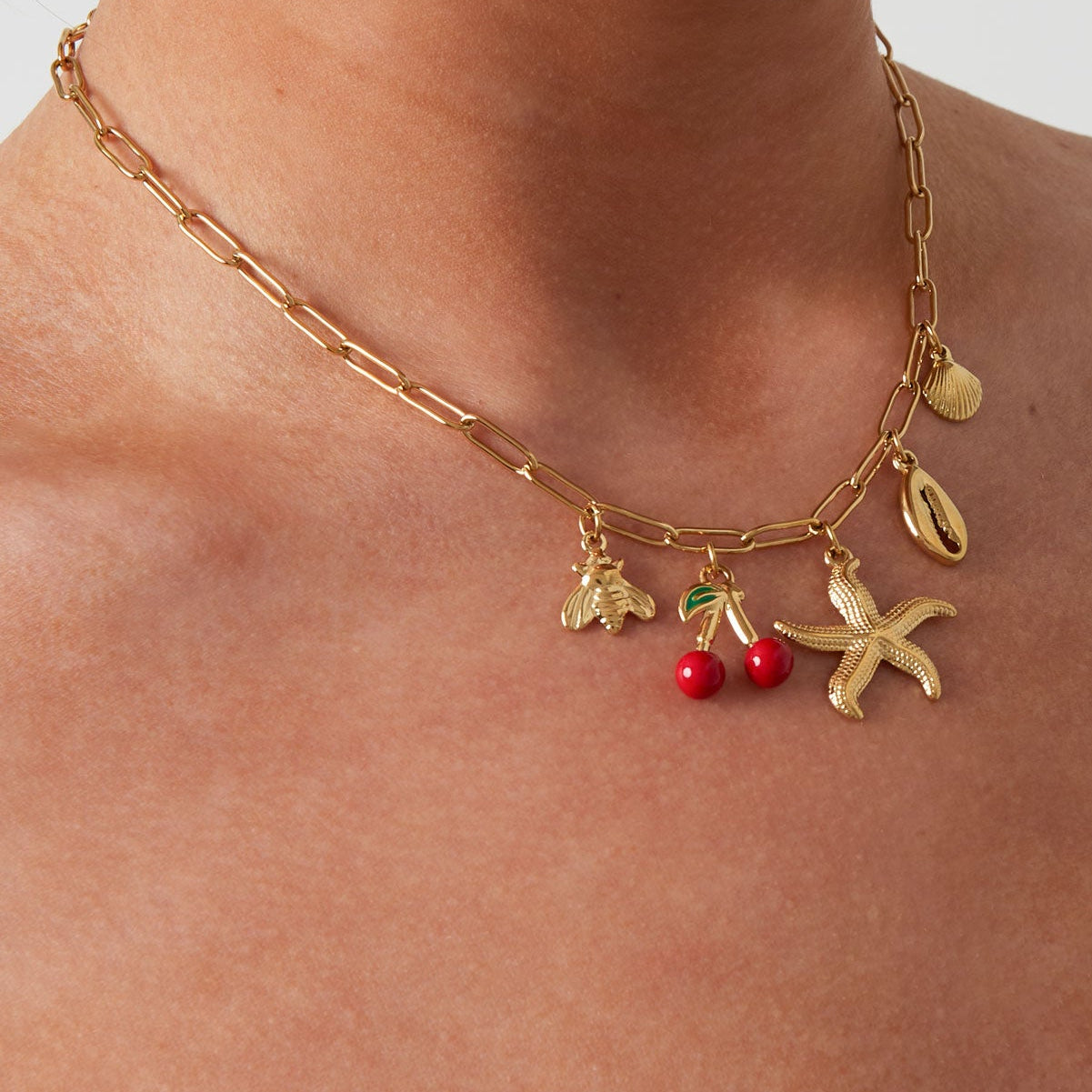 Collar acero de eslabones con dijes estrella marina, conchas y cerezas acabado oro - mbyou