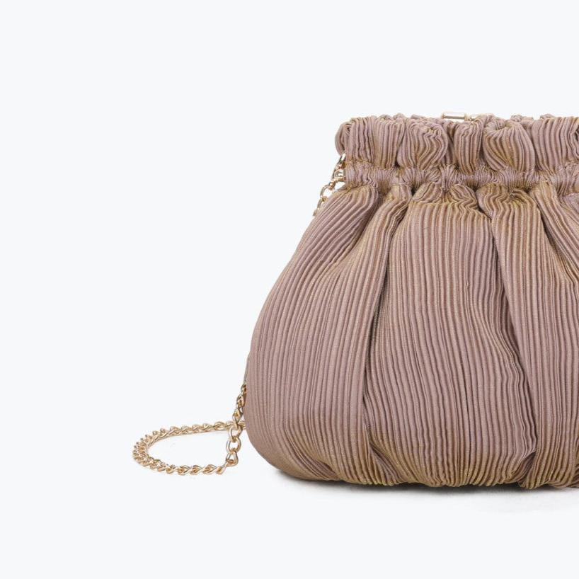 Bolso de fiesta limosnera con tejido arrugado atornasolado rosa nude y destellos dorados - mbyou