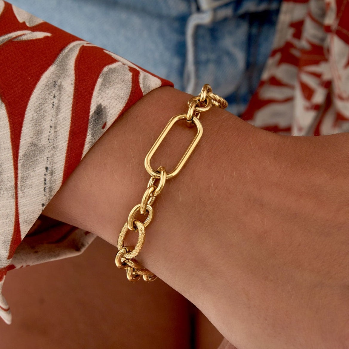 Bracelet rigide en acier avec trèfles argentés