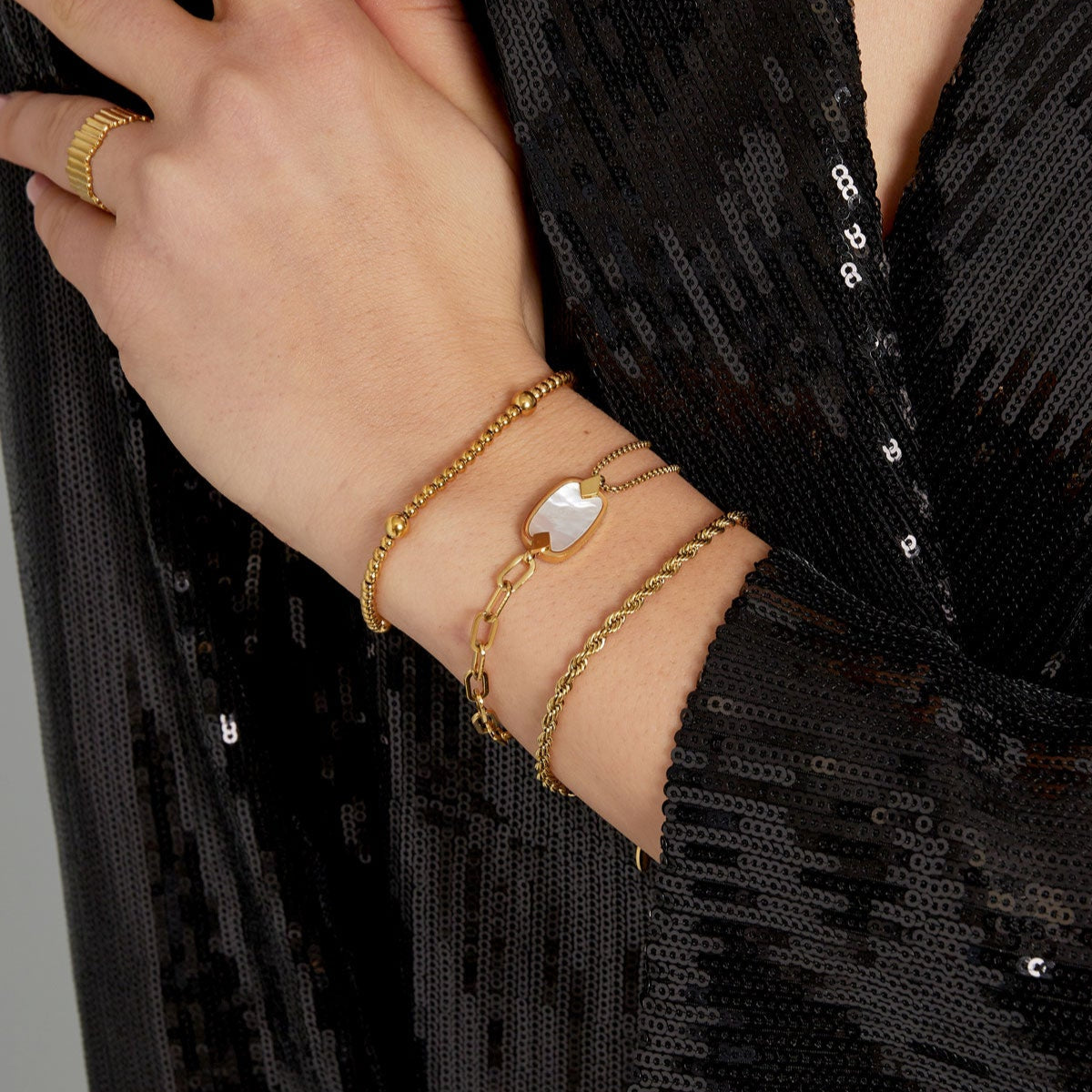Pulsera de acero doble con doble cordón y eslabones unidos por pieza nacar acabado oro - mbyou