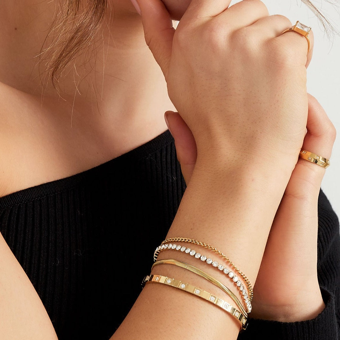 Bracelet rigide en acier avec trèfles argentés