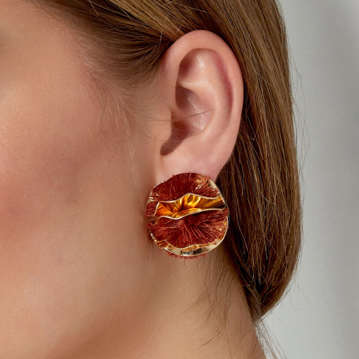 Pendientes en forma de semicírculo con flecos de color marrón y rodeados de metal acabado oro - mbyou