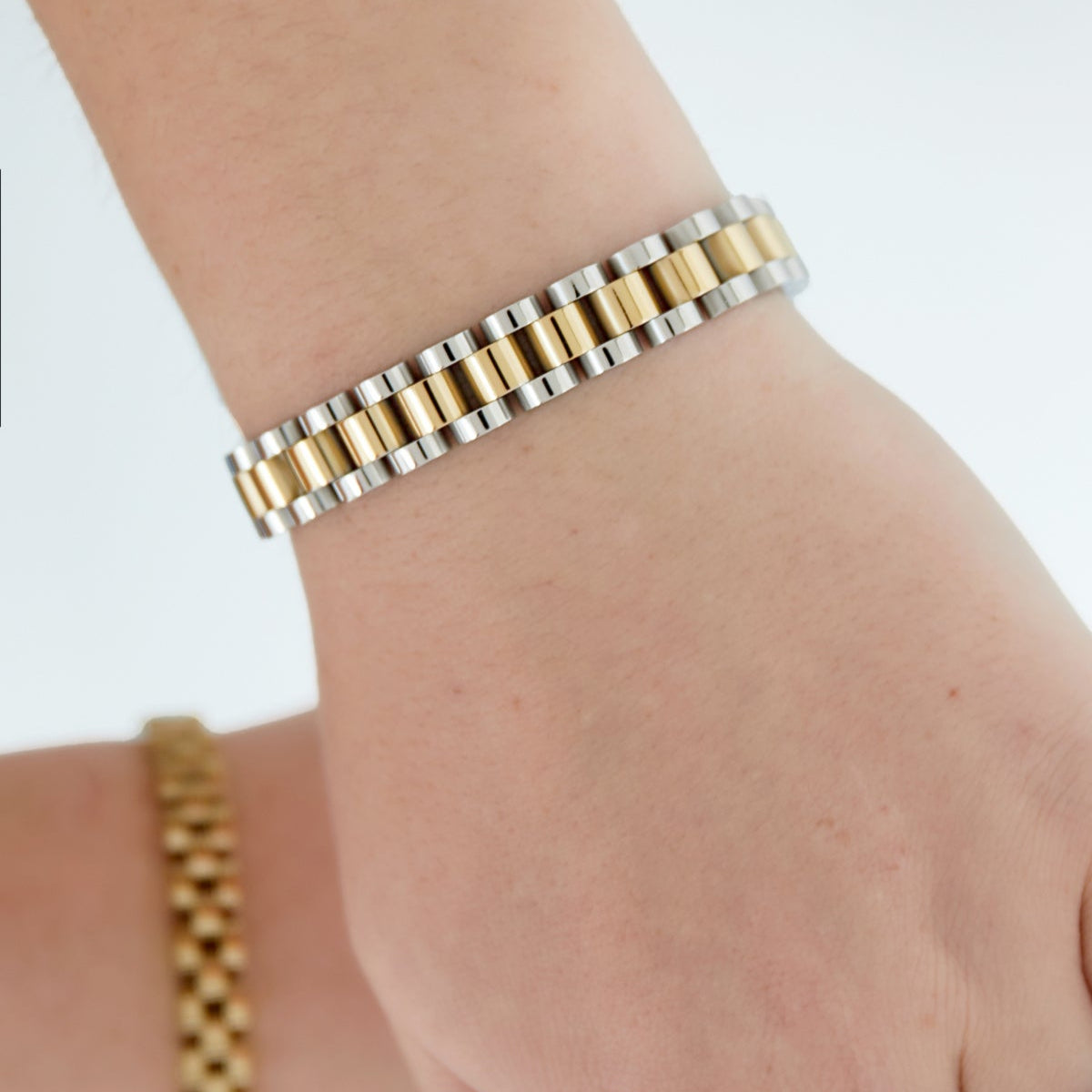 Bracelet rigide en acier avec trèfles argentés