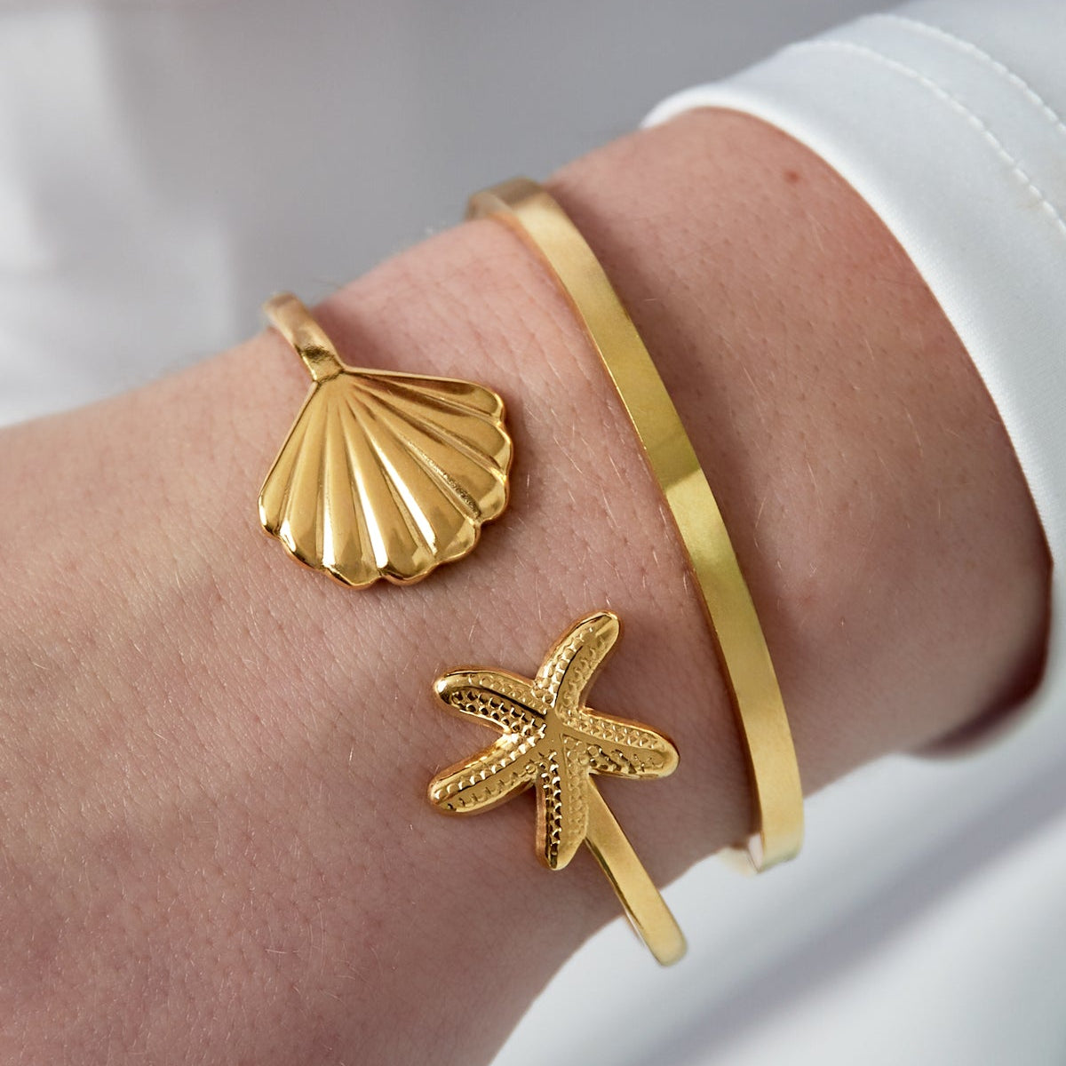 Pulsera de acero inoxidable semirígida con muelle y detalles concha y estrella marina acabado plata - mbyou