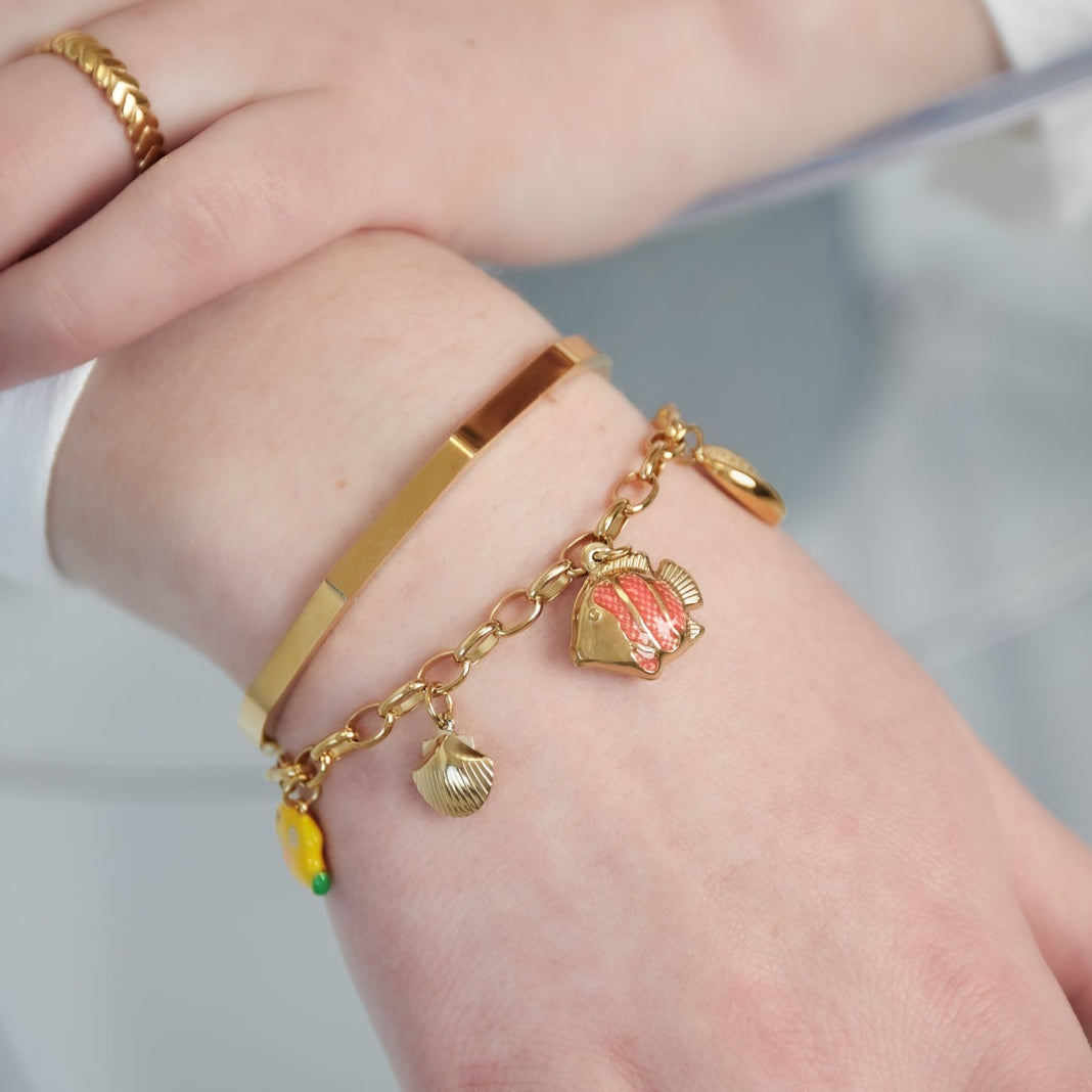Pulsera acero de eslabones con dijes estrella, conchas y peces acabado oro - mbyou