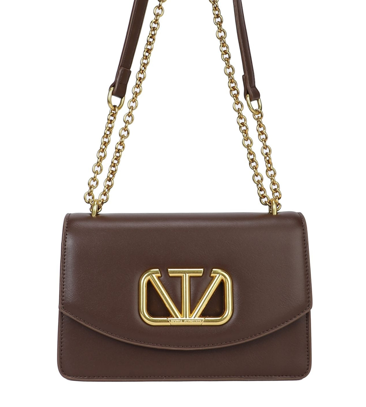Bolso bandolera rígido con solapa y detalle de logo dorado color marrón chocolate - mbyou