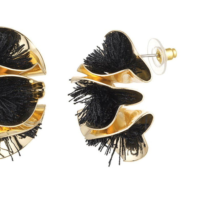 Pendientes en forma de semicírculo con flecos de color negro rodeados de metal acabado oro - mbyou