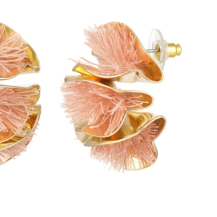 Pendientes en forma de semicírculo con flecos de color rosa y rodeados de metal acabado oro - mbyou