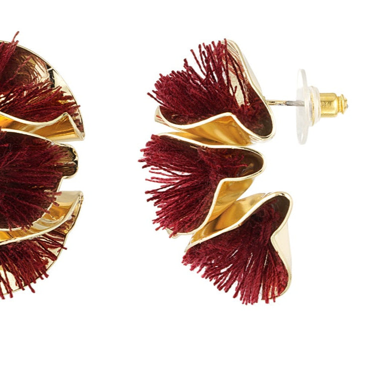 Pendientes en forma de semicírculo con flecos de color burdeos rodeados de metal acabado oro - mbyou
