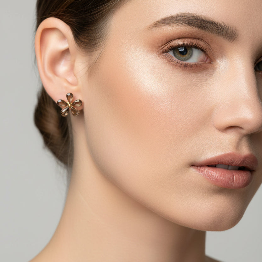 Pendientes cortos en forma de flor con cristales en chocolate - Moments by You