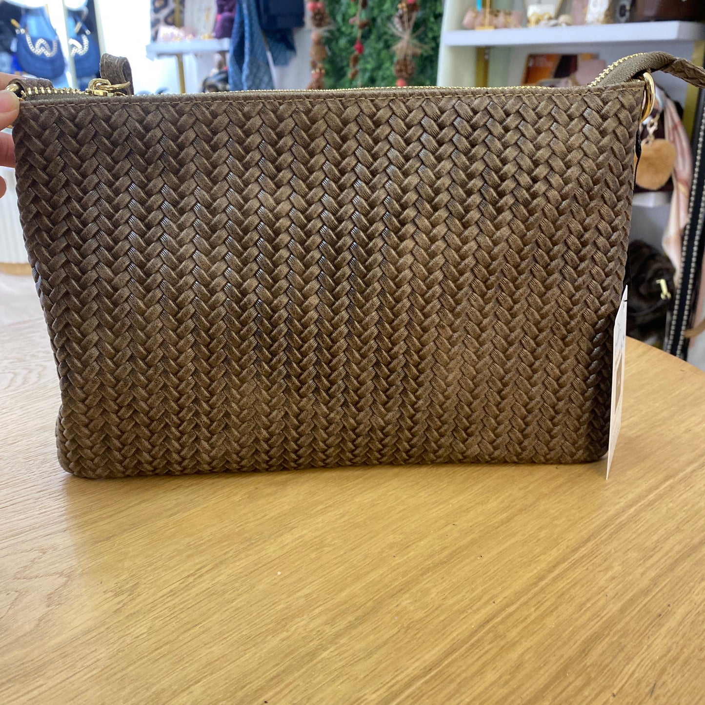 Bolso bandolera de piel 100% vacuno trenzado color marrón