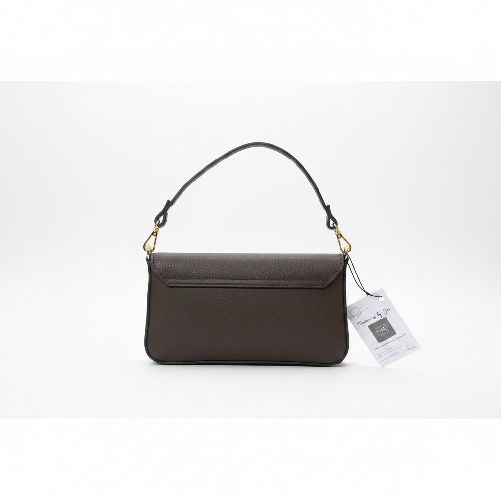 Bolso pequeño de piel 100% auténtica con solapa y detalles dorados color chocolate