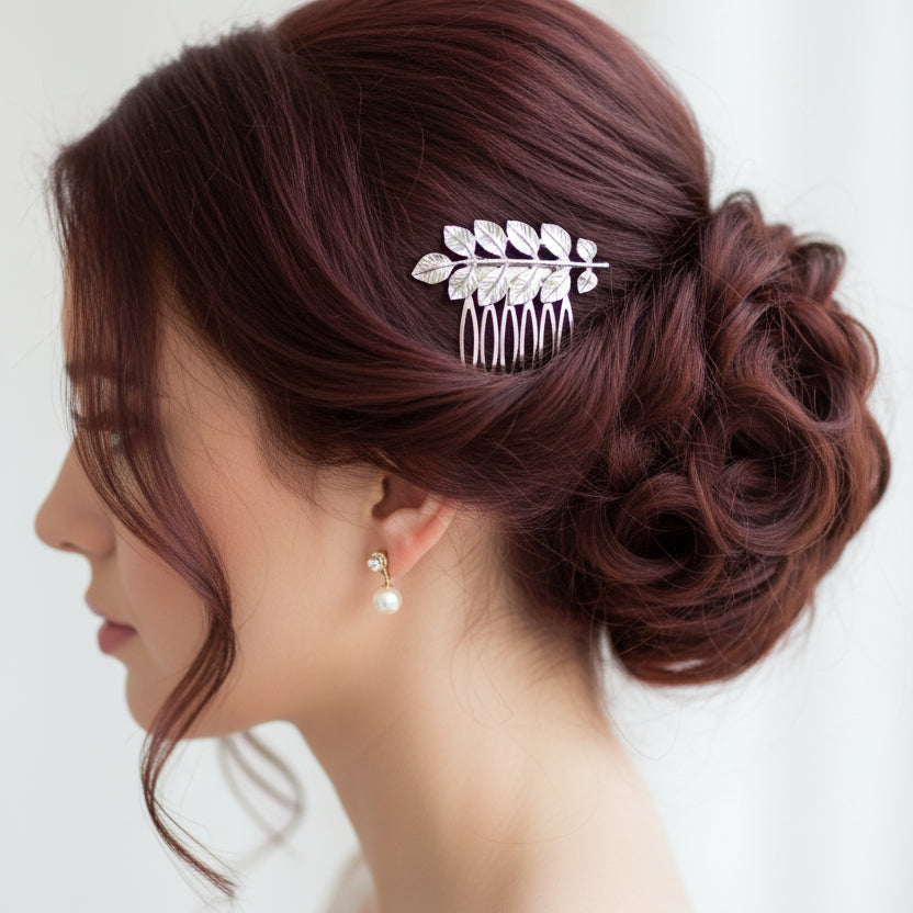 Peineta con diseño de una rama con hojas en acabado plata