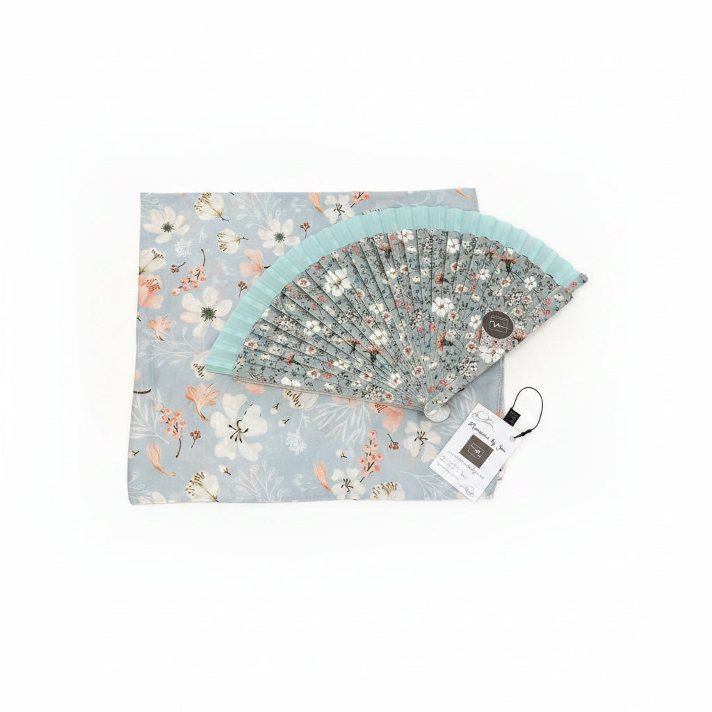 Conjunto de abanico y pañuelo con diseño floral al estilo retro en un fondo verde