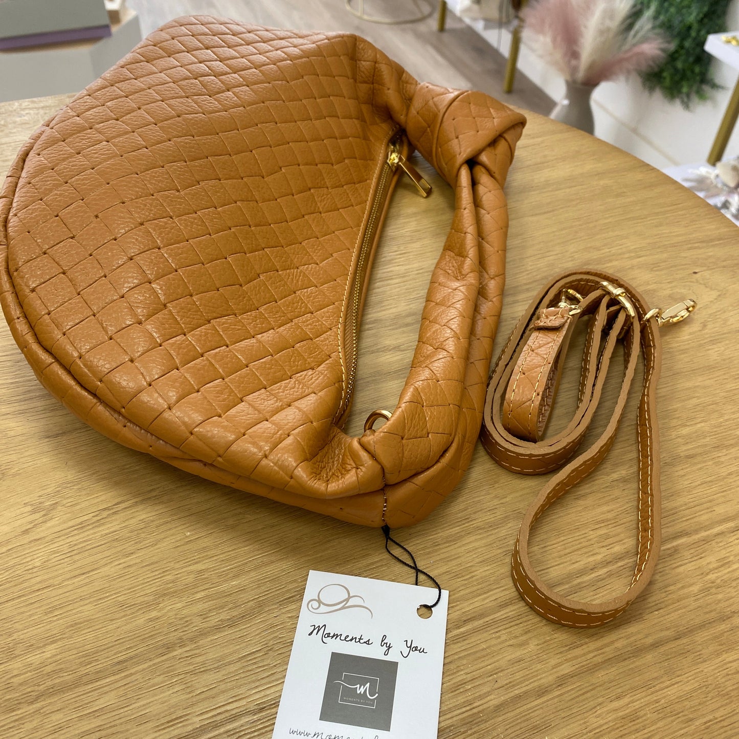 Bolso piel 100% auténtica media luna trenzado color camel - mbyou