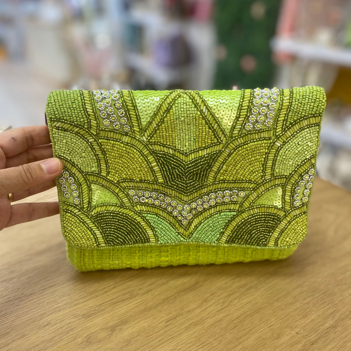 Cartera de mano 100% algodón con detalles geométricos bordados con cuentas tonos verdes y nacarados- mbyou