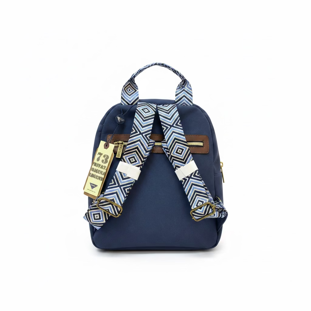 Mochila piel de melocotón con detalle de pompones de color marrón chocolate y azul marino -mbyou
