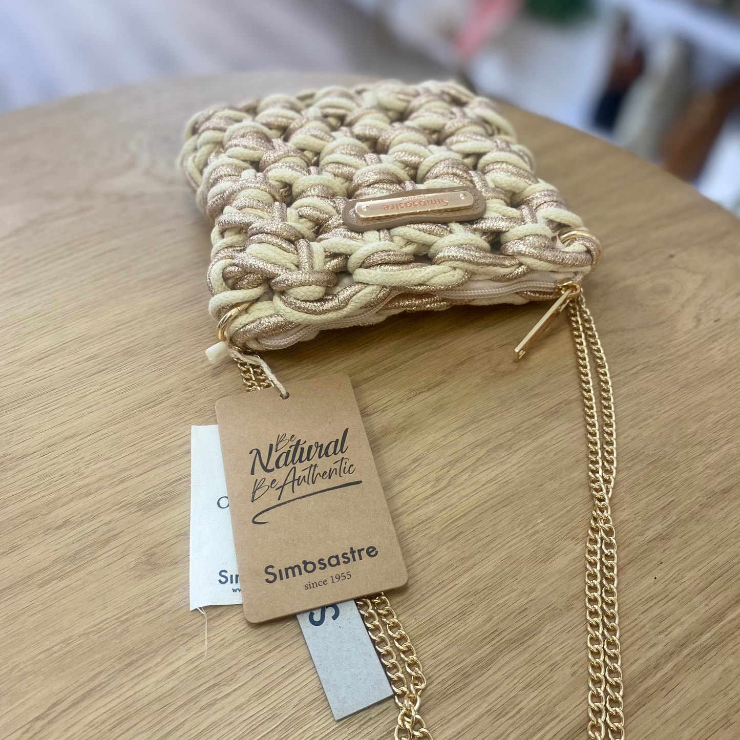 Sac à main pochette de soirée en satin noir avec bretelles croisées