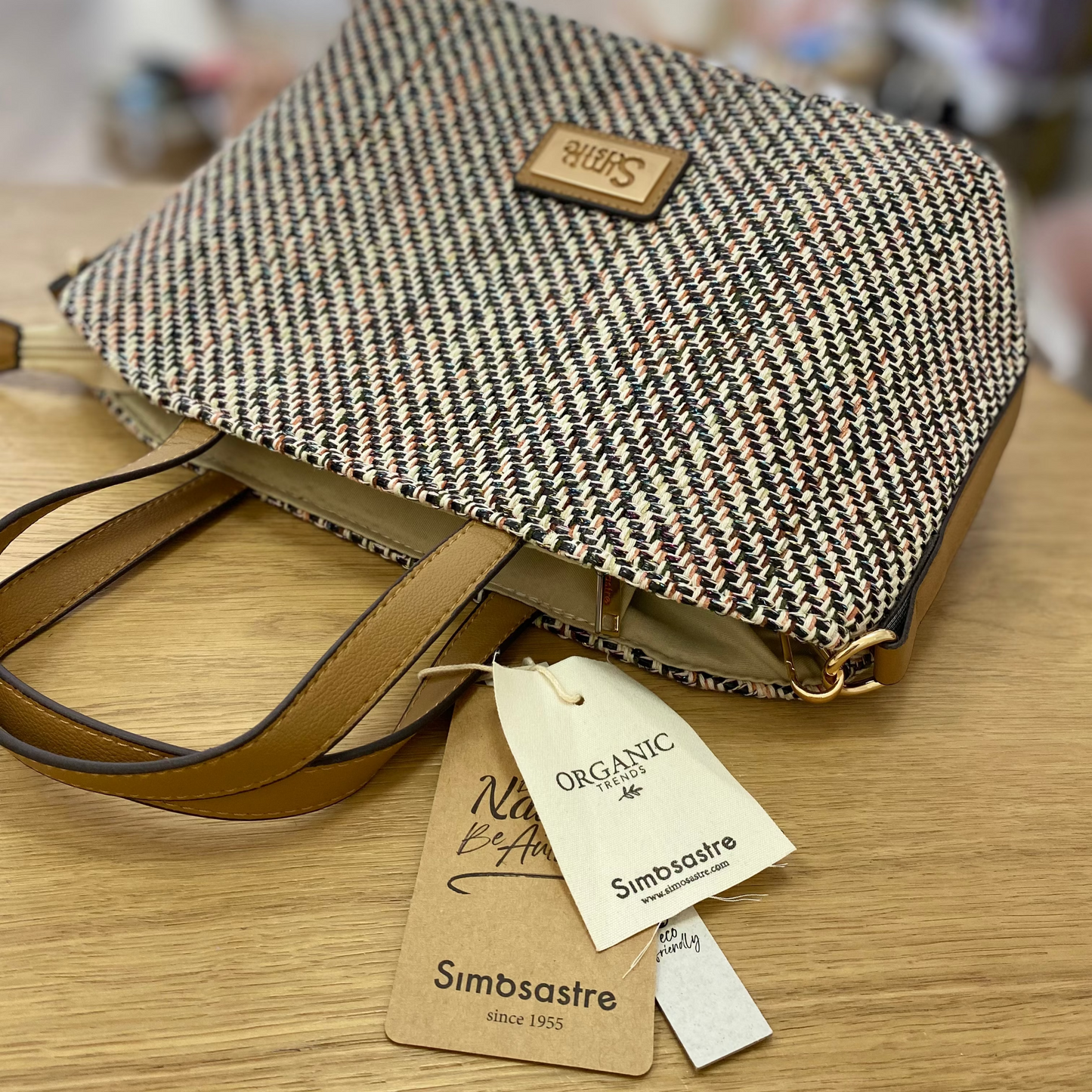 Bolso de mano mediano de rafia en colores entremezclados rosa, azulado y marrón - mbyou