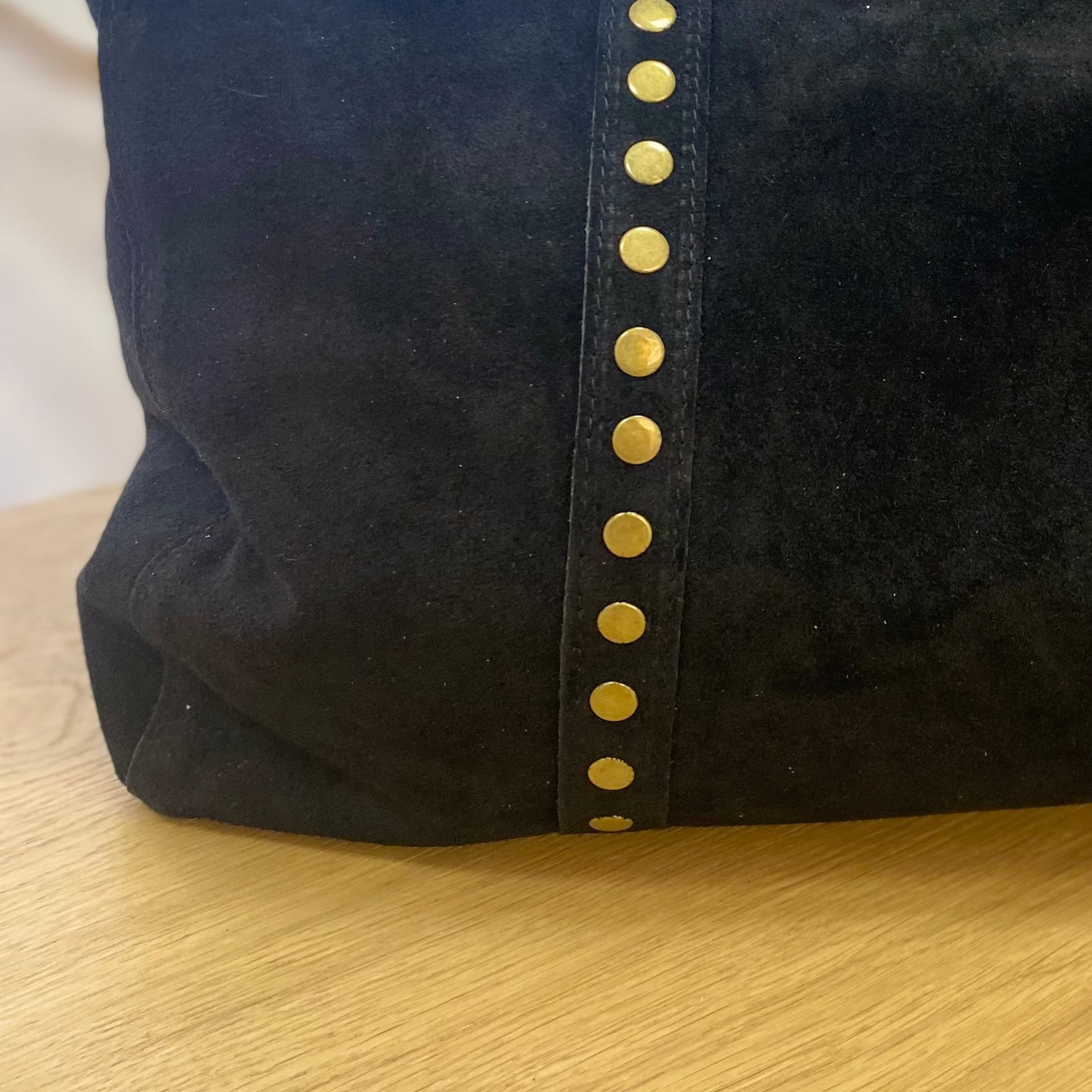 Bolso tipo shopper de serraje con detalle de tachuelas color negro - mbyou
