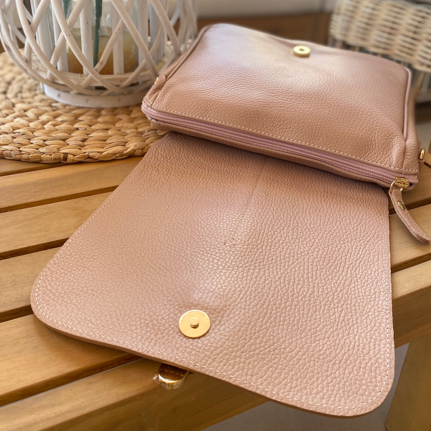 Sac bandoulière avec surpiqûres noires