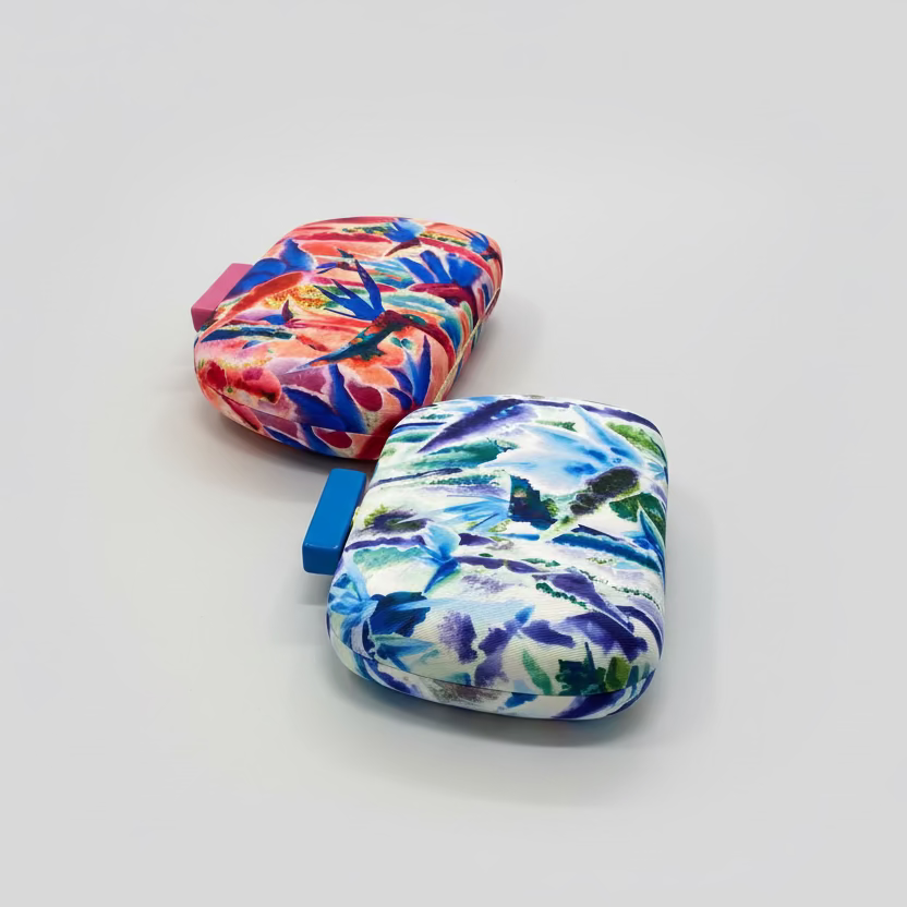 Bolso de fiesta pochette con estampado abstracto en tonos fríos - Moments by You