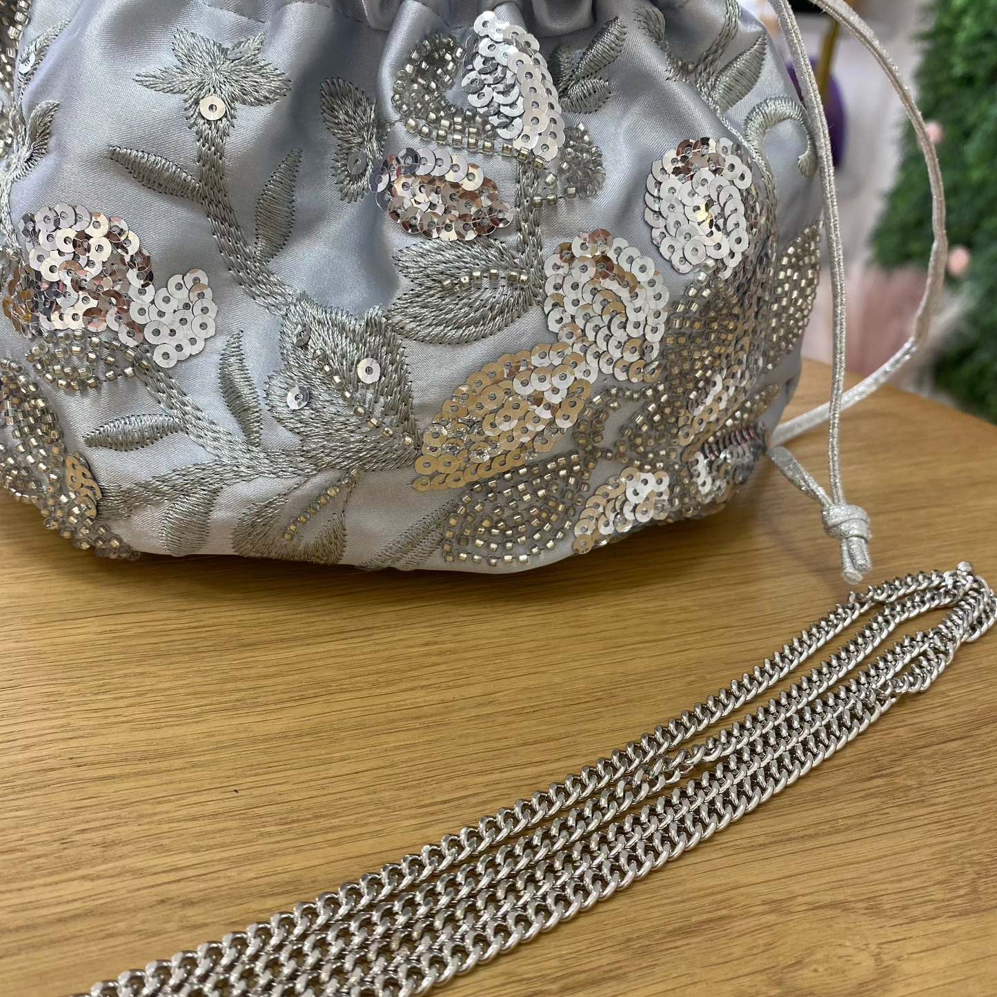 Bolso de fiesta limosnera plateada floral con lentejuelas - mbyou