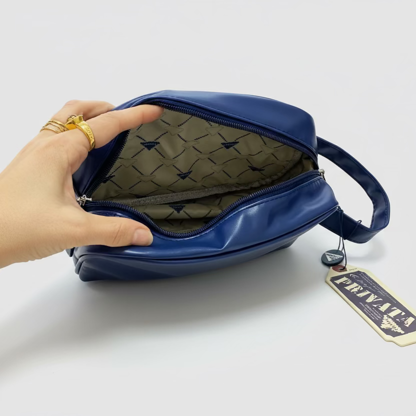 Bolso neceser acabado liso y detalle de líneas y logo de marca Privata - Moments by You