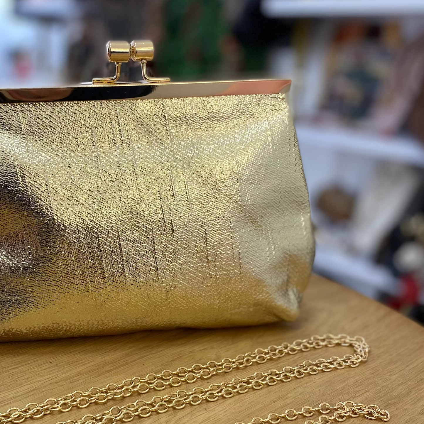 Bolso clutch de fiesta con textura y cierre vintage dorado