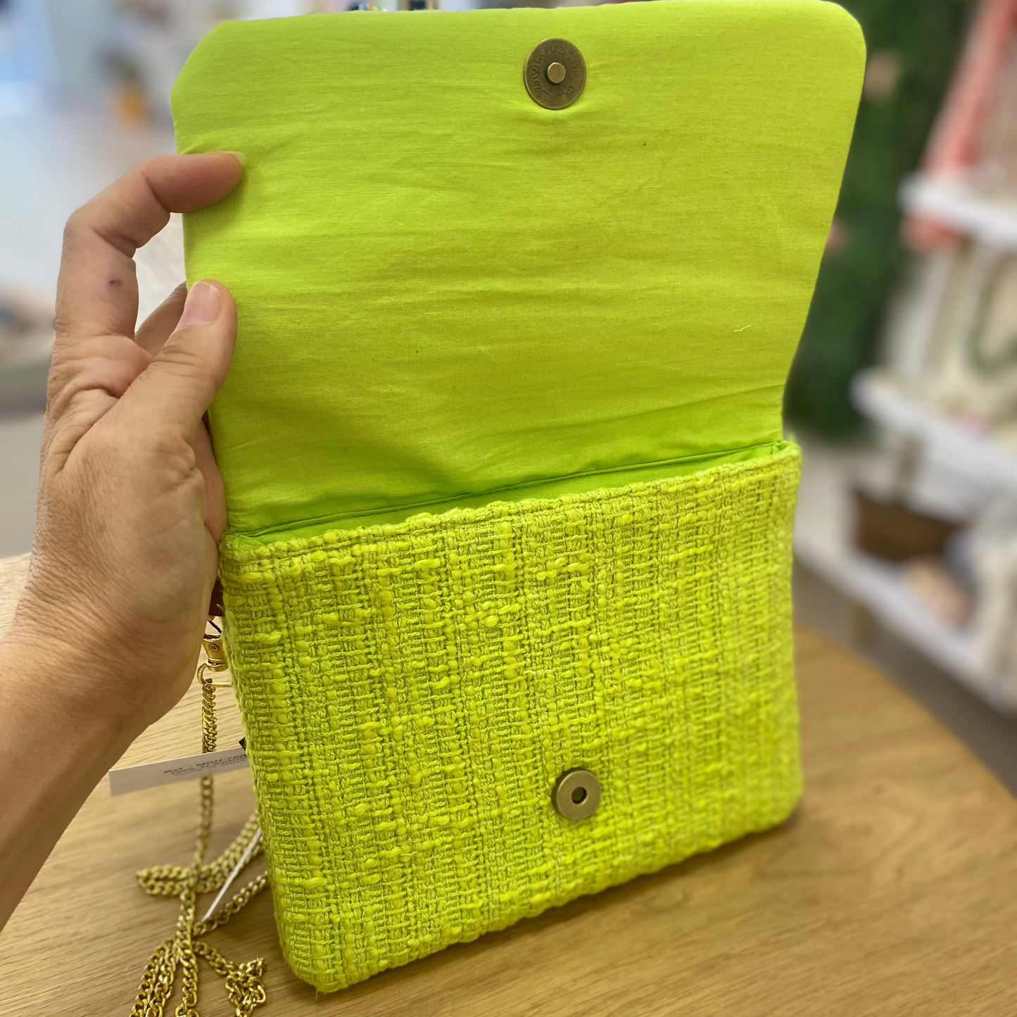 Cartera de mano 100% algodón con detalles geométricos bordados con cuentas tonos verdes y nacarados- mbyou