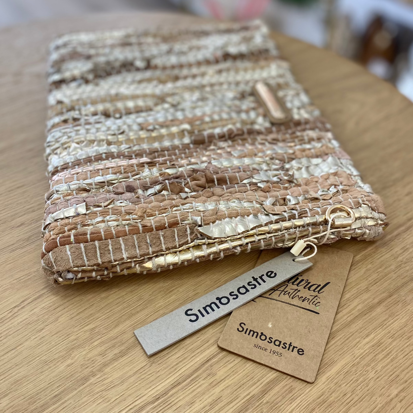 Bolso tipo clutch de piel 100% vacuno a tiras de distintos colores rosa y dorado - mbyou