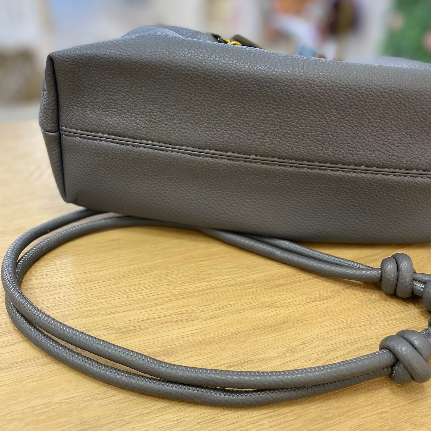 Bolso de hombro y bandolera en formato saco ajustable de color gris - mbyou