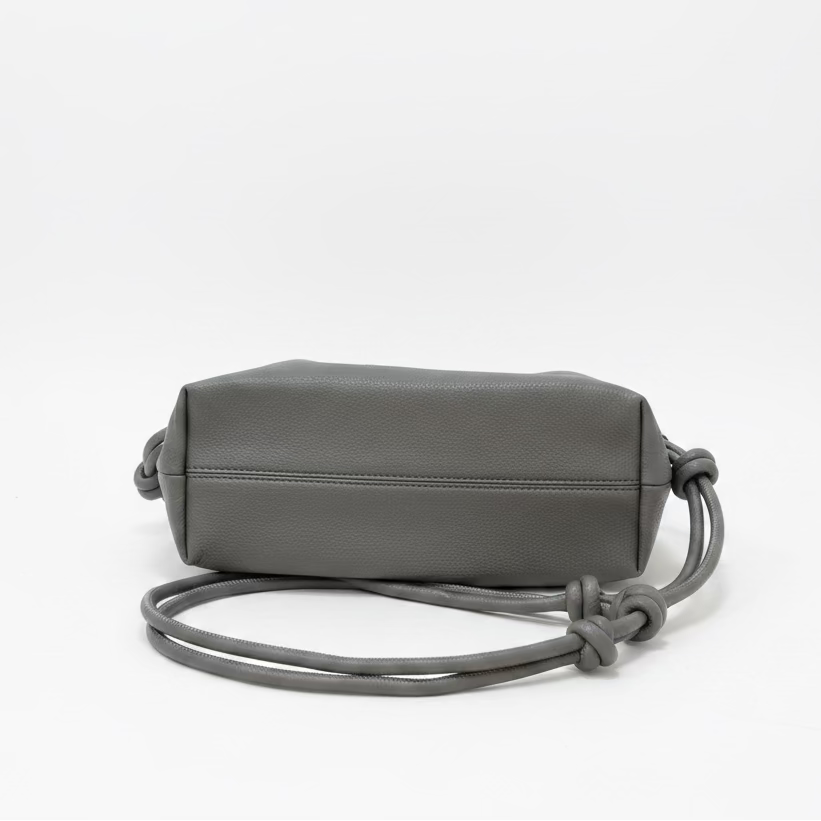 Bolso de hombro y bandolera en formato saco ajustable de color gris - mbyou - Moments by You