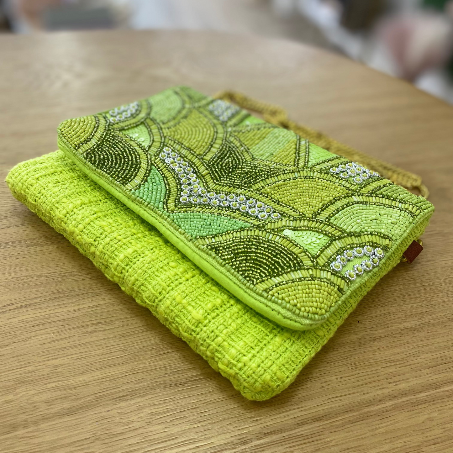Cartera de mano 100% algodón con detalles geométricos bordados con cuentas tonos verdes y nacarados- mbyou