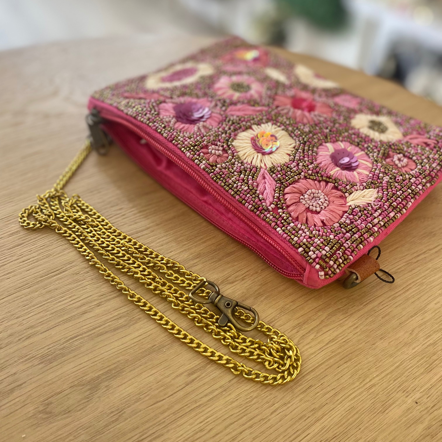 Cartera de mano 100% algodón con detalles florales bordados y cuentas color fucsia - mbyou
