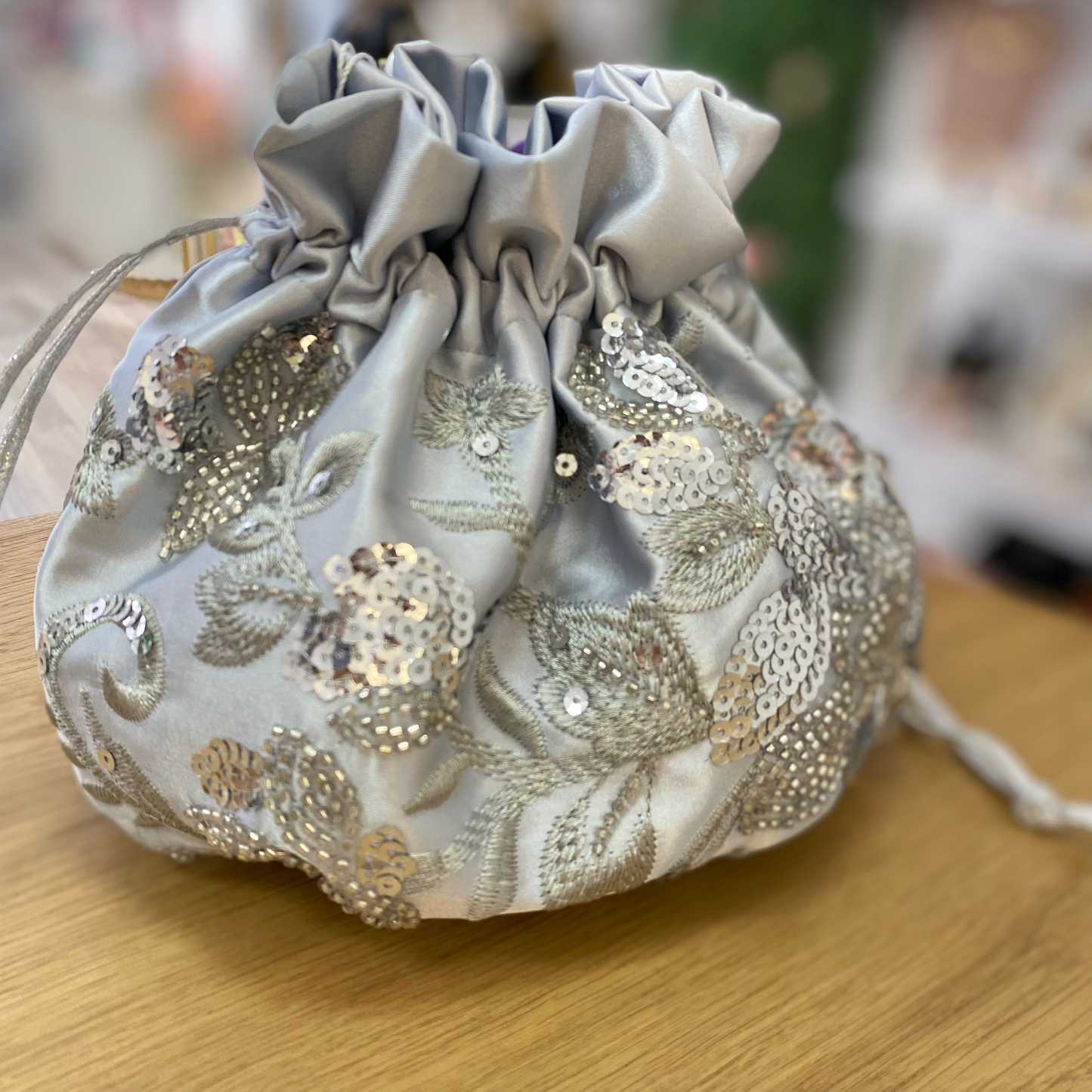 Bolso de fiesta limosnera plateada floral con lentejuelas - mbyou