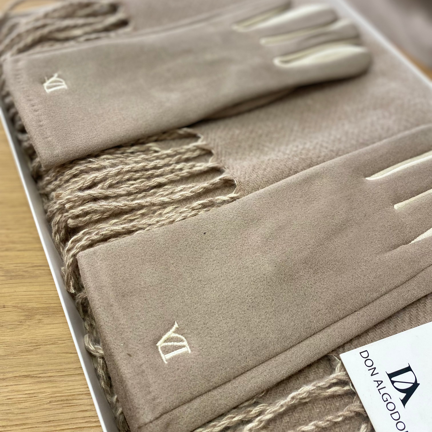 Pack de guantes y bufanda a conjunto de Don Algodón en color marrón topo y beige - mbyou