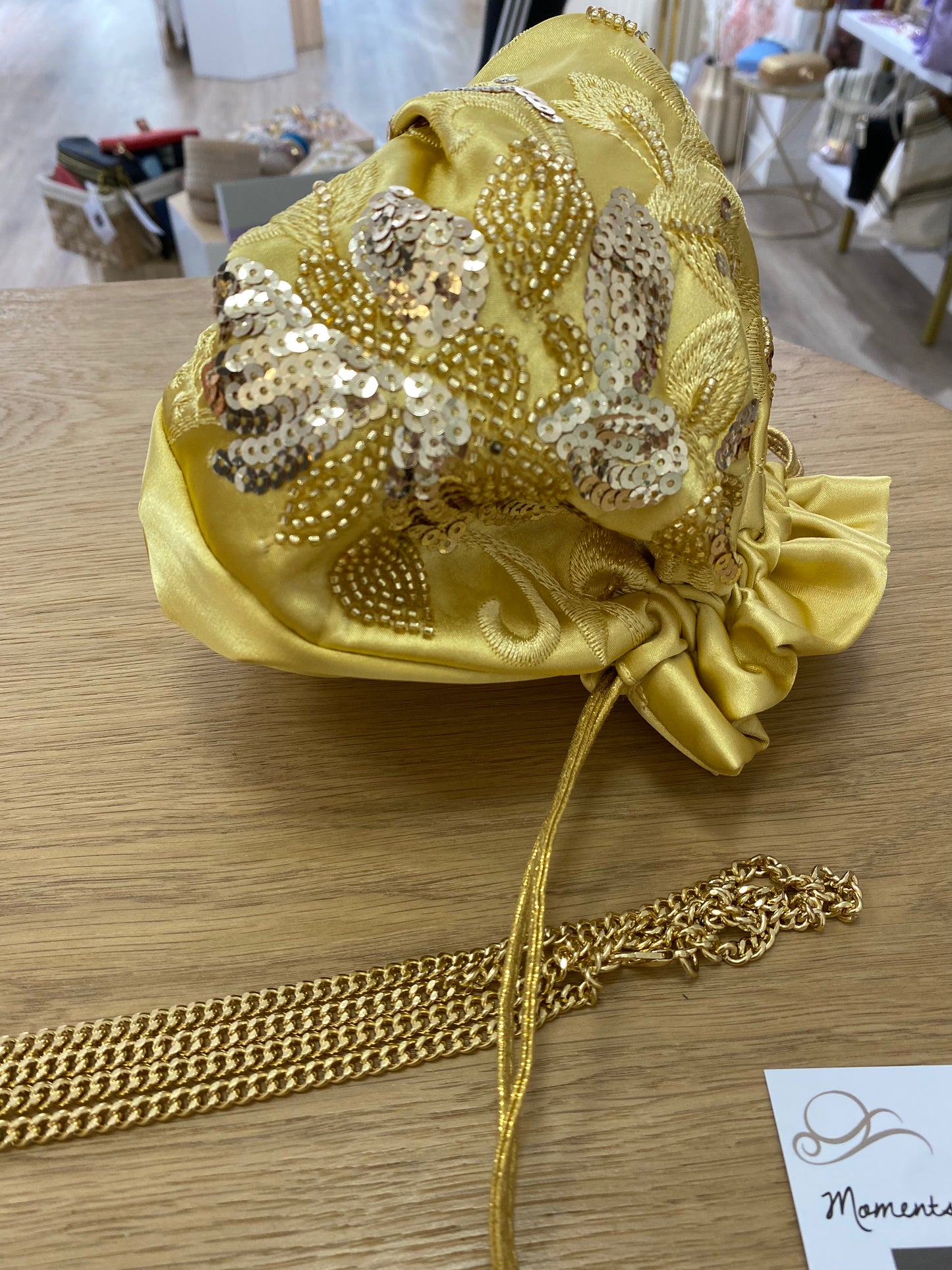 Bolso de fiesta tipo bombonera amarillo pastel con bordados y lentejuelas - mbyou