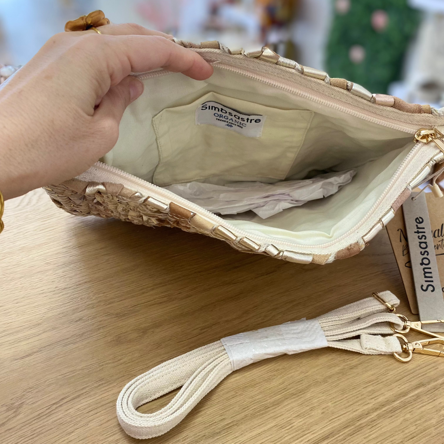 Bolso tipo clutch de piel 100% vacuno a tiras de distintos colores rosa y dorado - mbyou