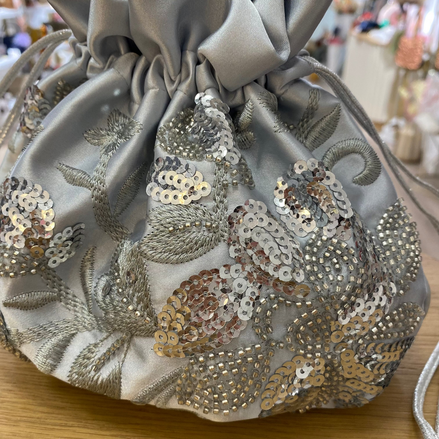 Bolso de fiesta limosnera plateada floral con lentejuelas - mbyou