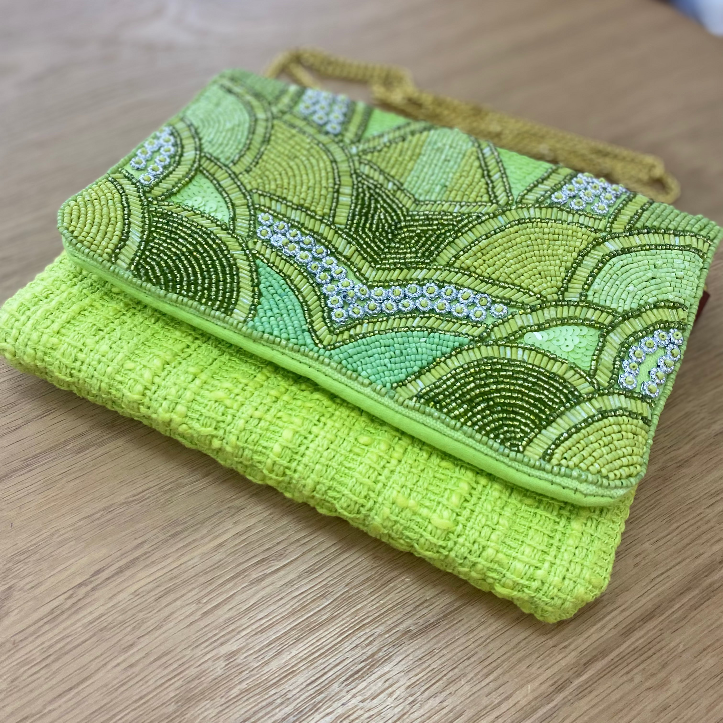 Cartera de mano 100% algodón con detalles geométricos bordados con cuentas tonos verdes y nacarados- mbyou