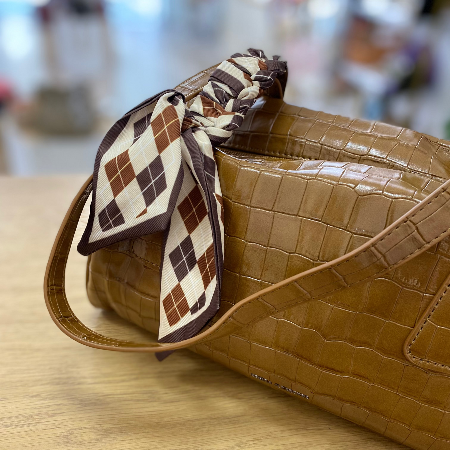 Bolso teckel alargado con detalle de pañuelo de rombos y efecto cocodrilo color taupé - mbyou