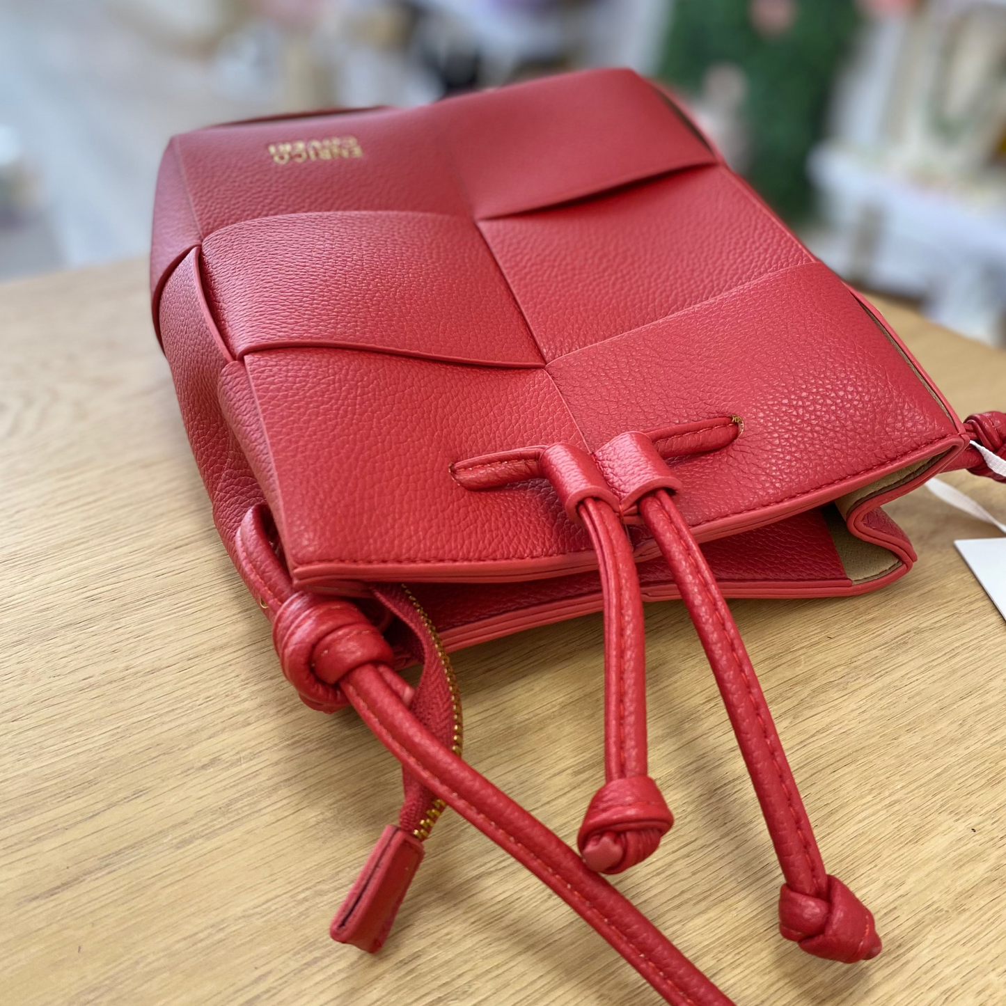 Sac bandoulière avec surpiqûres noires