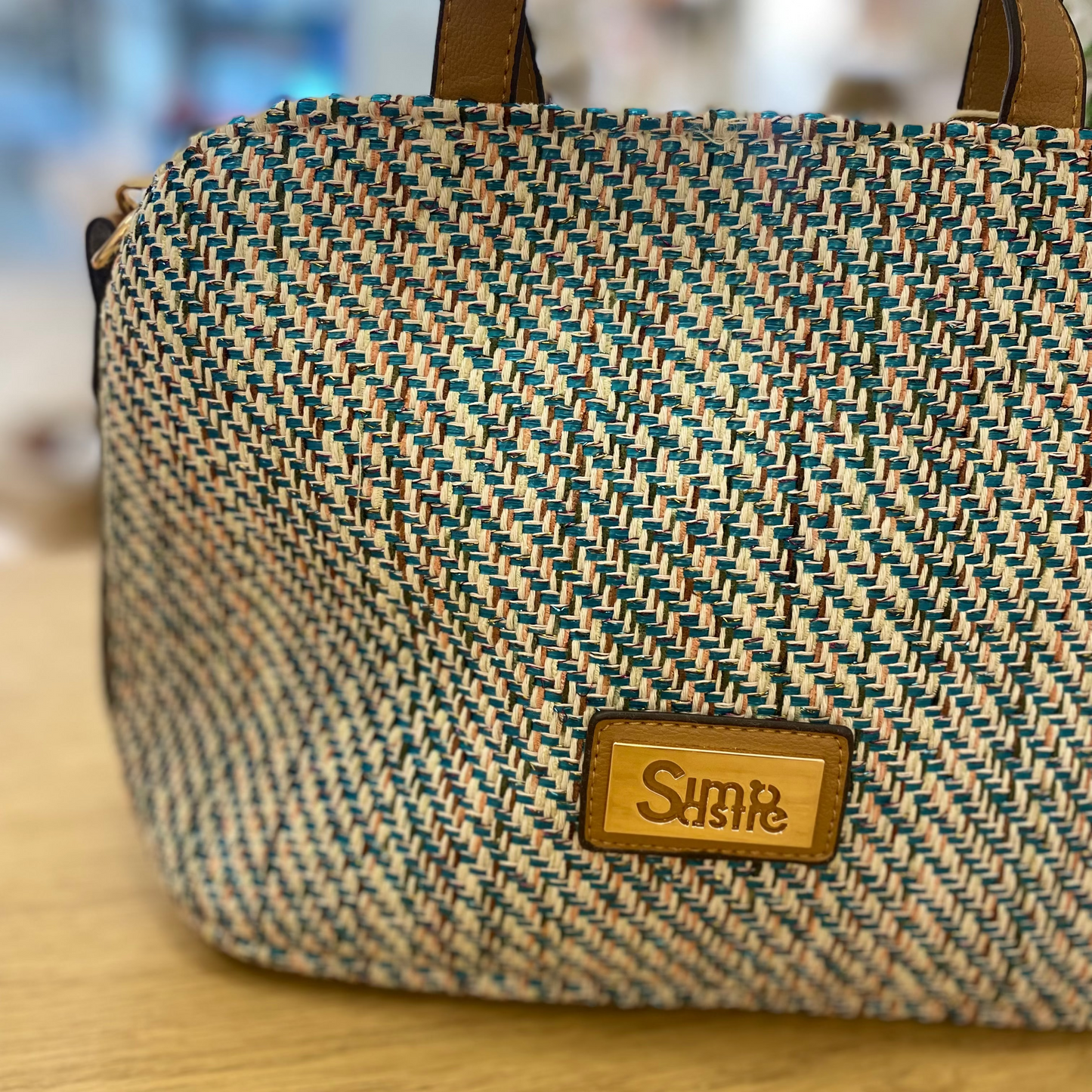 Bolso de mano mediano de rafia en colores entremezclados verde azulado y marrón - mbyou